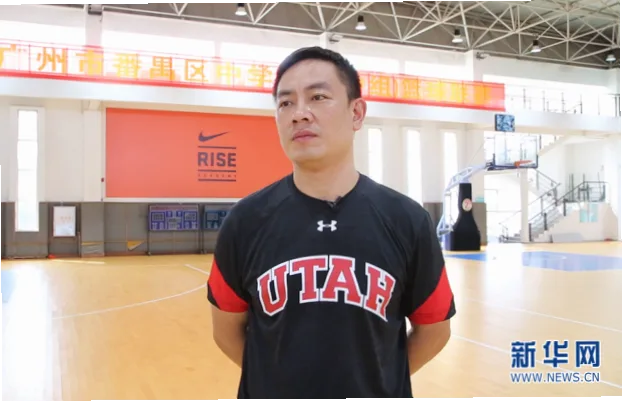我的体育老师为何总穿旧运动服说别怕？